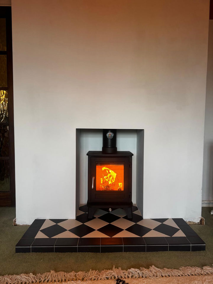 Chesneys Salisbury 4 wood burning stove installed on harlequin hearth