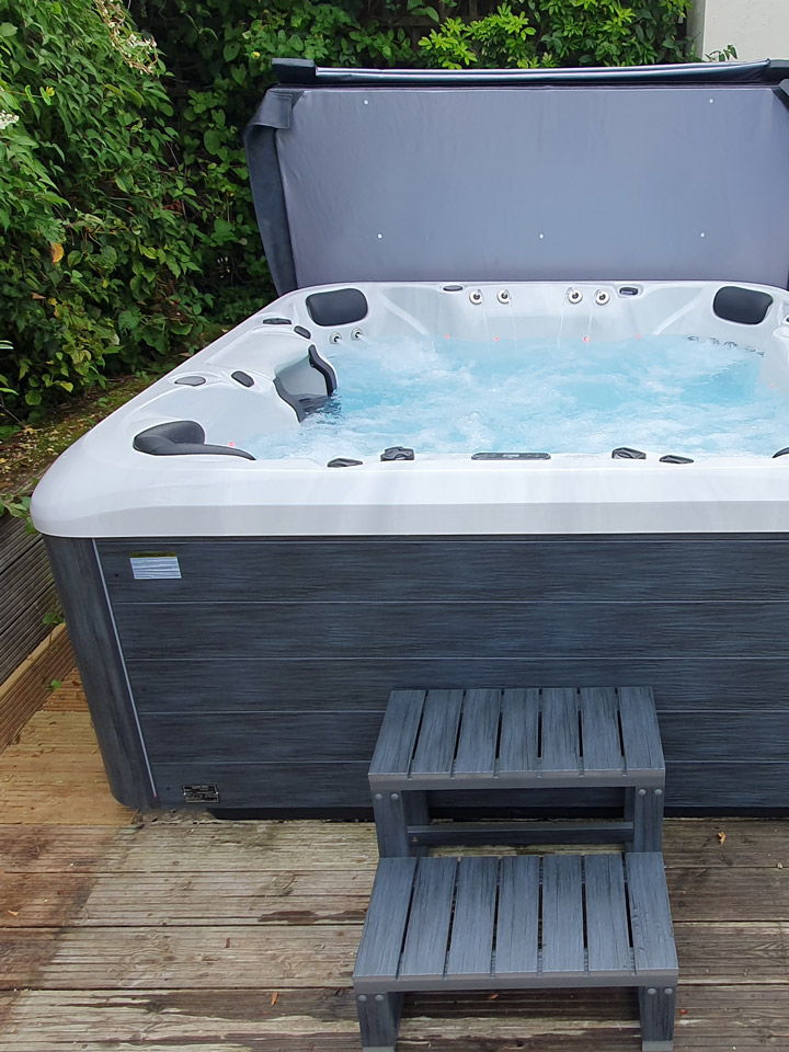 Hot tub servicing, maintenance and repairs in Luton
